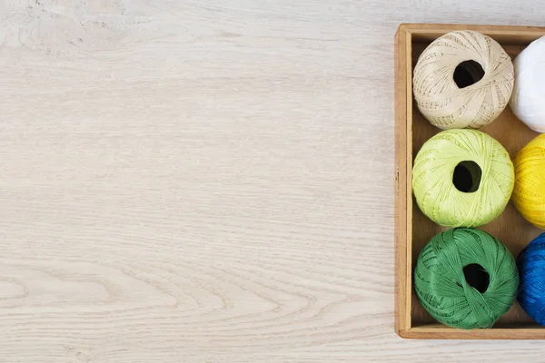 Conjunto de hilos de colores para tejer, ganchillo en caja de madera en la mesa —  Fotos de Stock