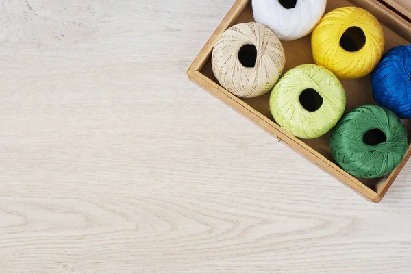 Conjunto de hilos de colores para tejer, ganchillo en caja de madera en la mesa —  Fotos de Stock