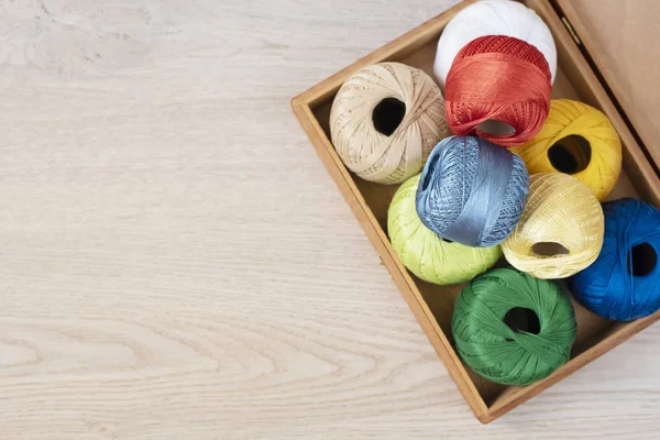 Conjunto de hilos de colores para tejer, ganchillo en caja de madera en la mesa —  Fotos de Stock