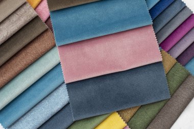 Renkli ve parlak perde kumaş modeli paleti doku örnekleri soyut Tekstil arka plan olarak. El yapımı, giysileri ve mobilya dekorasyon konsepti. Renkli doku kırıntıları yakından