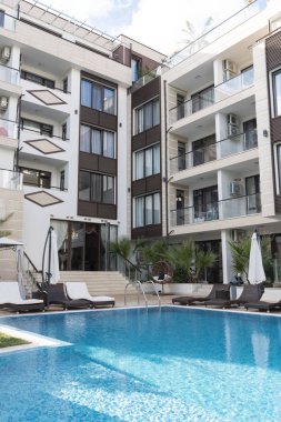 Yaz tatili. Şemsiye ve sandalye etrafında lüks otel yüzme havuzu. Bulgaristan'da otel tesisi, seyahat için Primorsko