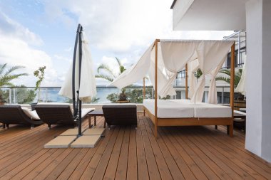 Beyaz şezlonglu yüzme havuzu alanı. Yaz tatili. Modern, rahatlayın.