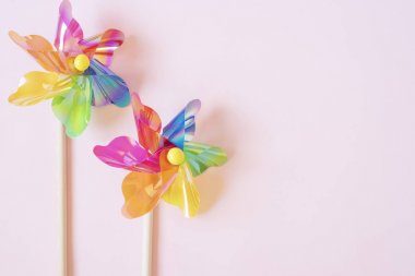 Renkli fırıldak. Plastik yel değirmeni çocuk oyuncak. Kopyalama alanı ile arka plan. Mat filtre eklendi