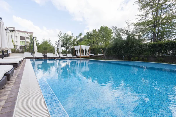 Vacaciones de verano. Piscina de hotel de lujo con sombrilla y silla alrededor. Hotel resort en Bulgaria, Primorsko para los viajes — Foto de Stock