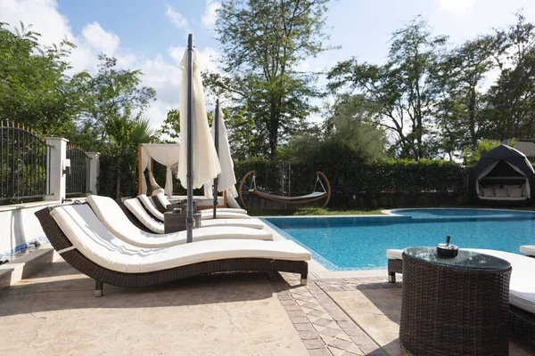 夏休み。傘と椅子付きの高級ホテルのスイミングプール。旅行のためのブルガリアのホテルリゾート、プリモルスコ — ストック写真