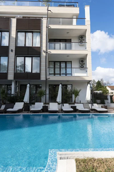 Vacaciones de verano. Piscina de hotel de lujo con sombrilla y silla alrededor. Hotel resort en Bulgaria, Primorsko para los viajes — Foto de Stock