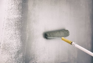 Duvarda Rulo Fırça Boyama. Gri Boya ile Duvarda İşçi Boyama