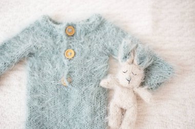 Bebek örme takım elbise ve tavşan oyuncak