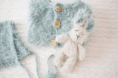 Bebek örme takım elbise, şapka ve tavşan oyuncak