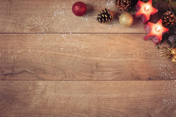 Fondo de Navidad con velas rojas, conos de oro y bolas de chispa. Vista superior, plano laico. Fondo de madera de vacaciones de invierno con espacio de copia para el texto — Foto de Stock