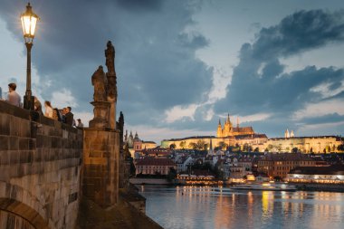 Charles Köprüsü'nden Prag Kalesi'nin gece görünümü