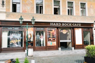 Prague, Çek Cumhuriyeti - 23 Mayıs 2018: vitrinler Hard Rock Cafe - Shop biri Rott Mikol Ale fresklerle ile Prag küçük meydanda evleri