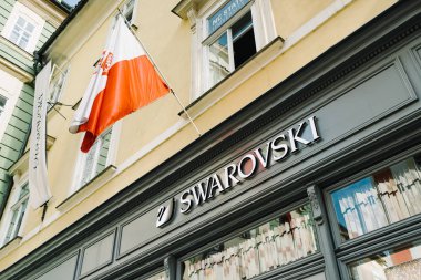 Prague, Çek Cumhuriyeti, 23 Mayıs 2018: Swarovski Swarovski International Holdings dükkanı iz. Bu kristal ürünleri üretiminde uzmanlaşmış ve ününü borçlu hem kaliteli işçilik ve kullanılan malzeme olan için.