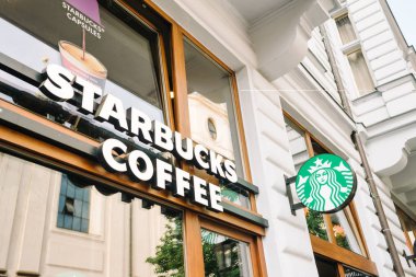 Prague, Çek Cumhuriyeti - 23 Mayıs 2018: Starbucks kahve dükkanı işareti Karlova sokak, Stare Mesto