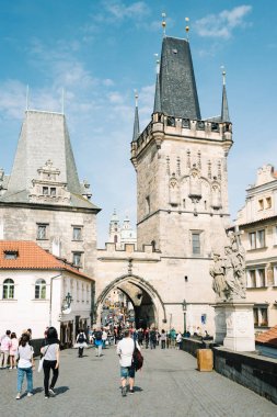 Prague, Çek Cumhuriyeti - 23 Mayıs 2018: insanlar ve Charles Köprüsü'nde turist. Charles Köprüsü'nün düşük Kulesi