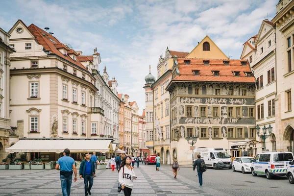 Prague, Çek Cumhuriyeti - 23 Mayıs 2018: Eski Şehir Meydanı, insanlar yürürken, insanlar tarihi binalarda.