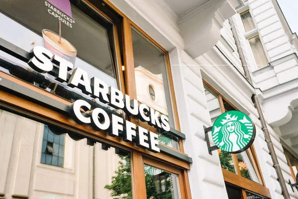 Πράγα Τσεχική Δημοκρατία Μαΐου 2018 Starbucks Καφέ Πινακίδα Στην Οδό — Φωτογραφία Αρχείου