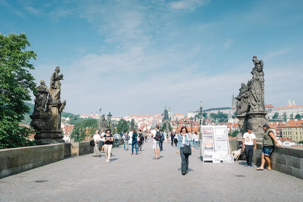 Praga República Checa Mayo 2018 Personas Turistas Puente Charles — Foto de Stock