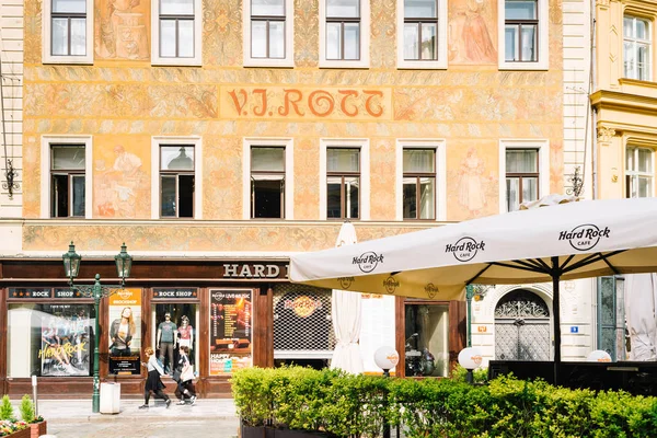 Praha Republik Ceko Mei 2018 Menampilkan Toko Hard Rock Cafe Stok Gambar Bebas Royalti