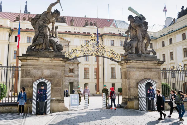 Praga República Checa Mayo 2018 Guardias Uniformados Entrada Del Castillo — Foto de Stock