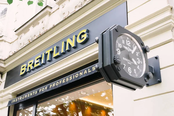 Prague, Çek Cumhuriyeti - 23 Mayıs 2018: Logo Breitling. Prag dükkanı saatler Rue de Paris