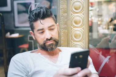 telefon ile genç hipster adam portresi