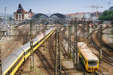 Prague, Çek Cumhuriyeti - 24 Mayıs 2018: Prag merkezde gelen tren. Çok sayıda parça ve Polonyalılar elektrikli kablolar ile