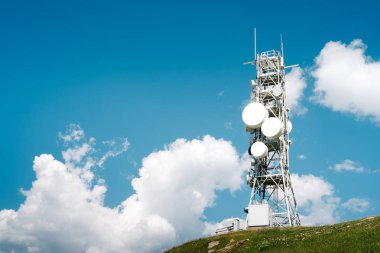 Telekomünikasyon kule birçok antenler ve tekrarlayıcı 