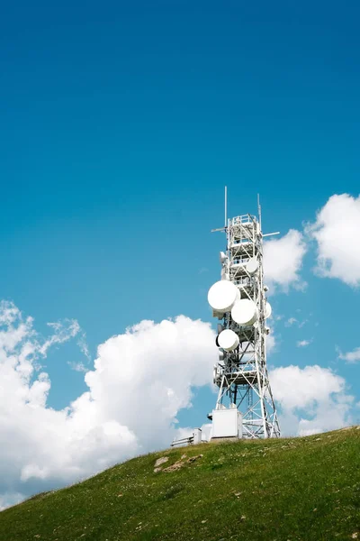 Πύργος Τηλεπικοινωνιών Πολλές Κεραίες Και Επαναλήπτες — Φωτογραφία Αρχείου