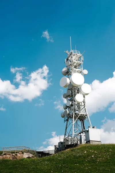 Torre Telecomunicações Com Muitas Antenas Repetidores — Fotografia de Stock