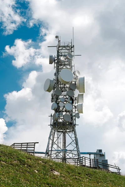 Telecommunicatie Toren Met Vele Antennes Repeaters — Stockfoto