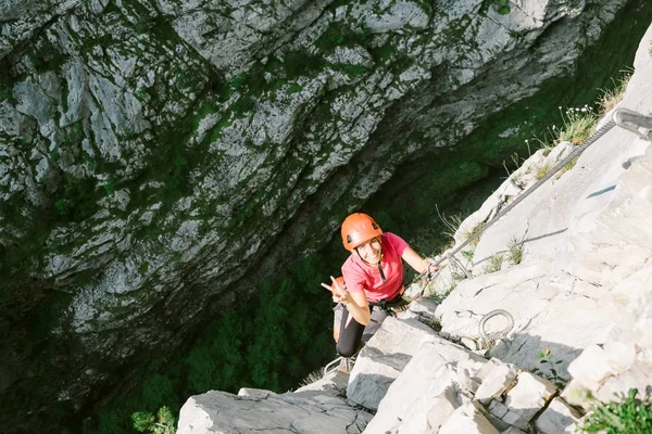 Jovem Mulher Feliz Que Está Subindo Longo Uma Ferrata — Fotografia de Stock