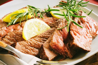 Mangal Wagyu T-Kemik Bifteği Kesme Tahtasında