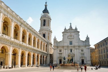 Loreto, İtalya - 21 Ağustos 2018: Loreto Madonna'nın kutsal alan. Çeşme Meydanı ve turist