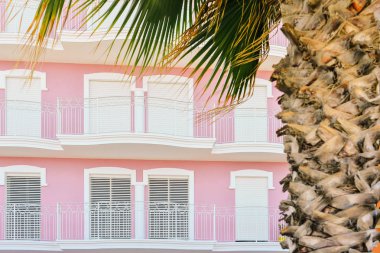 windows ve renkli teraslar ile bir evin cephe