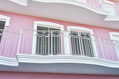 windows ve renkli teraslar ile bir evin cephe