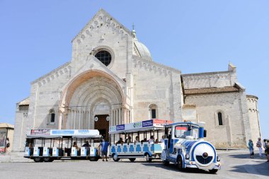 Ancona, İtalya - 23 Ağustos 2018: Turistik trene Ancona Meydanı'nın Katedrali