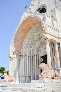 Ancona Duomo protiro mermer aslanları