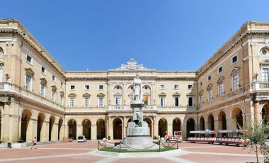 Recanati, İtalya - 21 Ağustos 2018: Giacomo Leopardi Meydanı. Belediye Binası şair heykelinin olduğunu