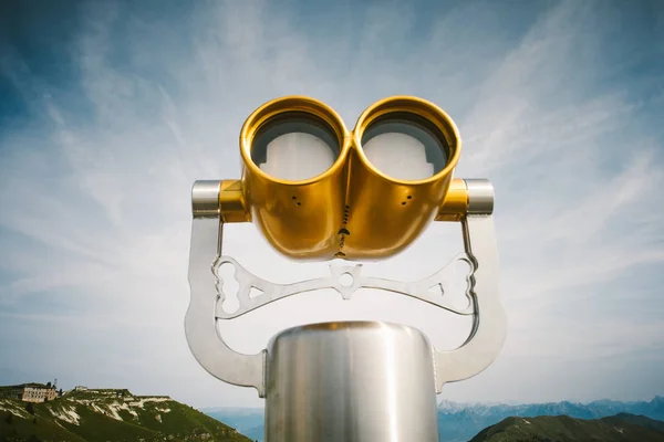 黄金旅游望远镜对蓝天 — 图库照片