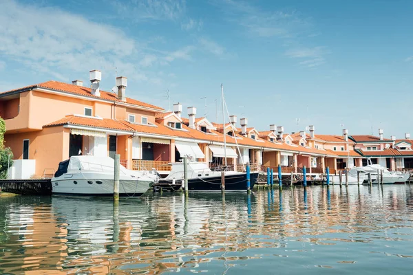 Segelboote Hafen Der Europäischen Stadt Festgemacht — Stockfoto