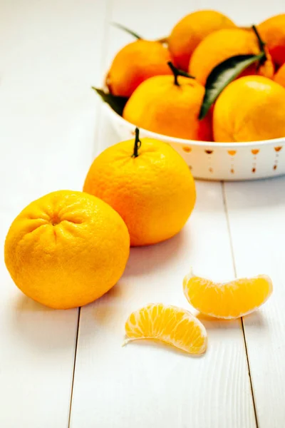 Pilha Tangerinas Tigela Branca Sobre Fundo Madeira Branca — Fotografia de Stock