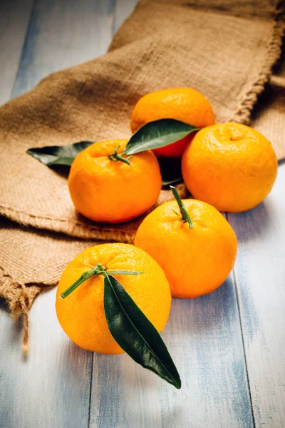Gramada Mandarine Proaspete Coapte Fundal Alb Din Lemn — Fotografie, imagine de stoc