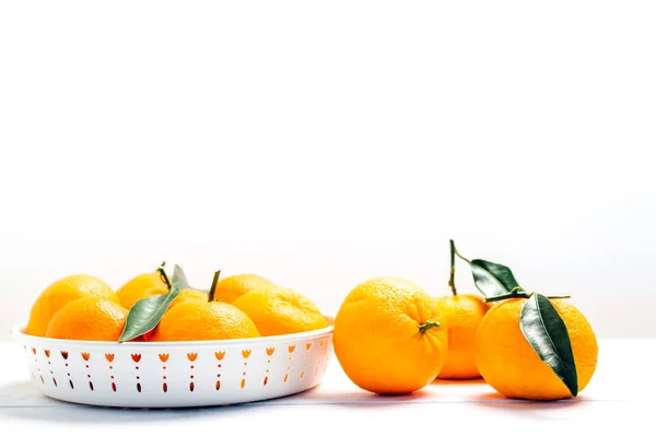 Pilha Tangerinas Tigela Branca Sobre Fundo Madeira Branca — Fotografia de Stock