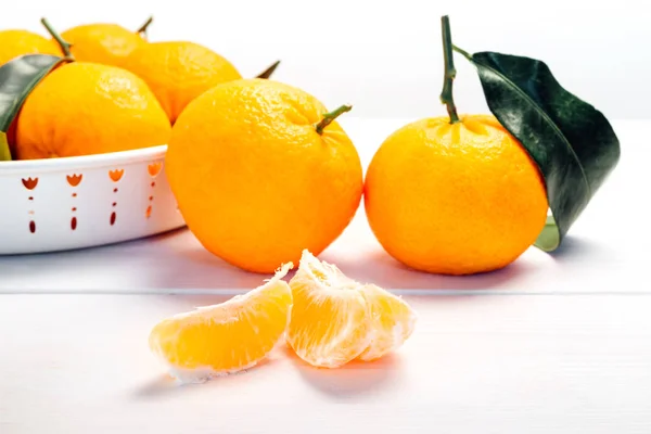 Pilha Tangerinas Tigela Branca Sobre Fundo Madeira Branca — Fotografia de Stock