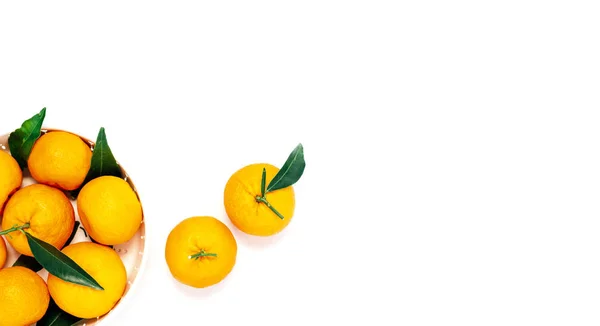 Pilha Tangerinas Tigela Branca Sobre Fundo Madeira Branca — Fotografia de Stock