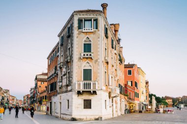 Venice, İtalya - 28 Kasım 2018: Via Garibaldi geçiş ile yedi şehit sahil yürüyüş insanlar