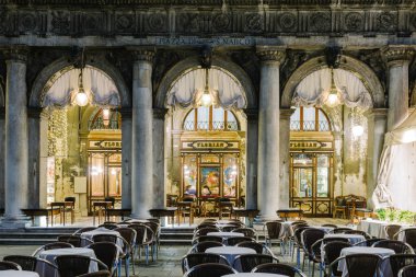 Venice, İtalya - 28 Kasım 2018: windows ünlü Florian Cafe gece