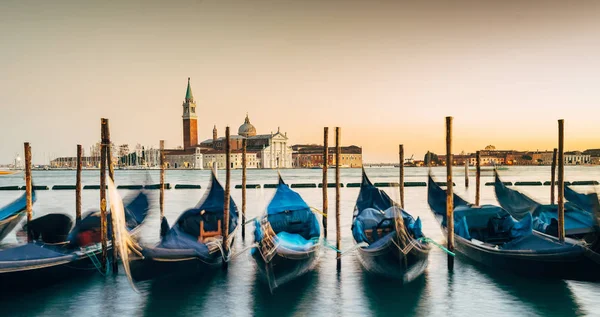 Venice Itália Novembro 2018 Grande Canal Gôndolas Ancoradas Com Igreja — Fotografia de Stock