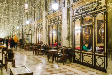 Venice, İtalya - 28 Kasım 2018: Noel ışıkları ünlü Florian kafede, windows